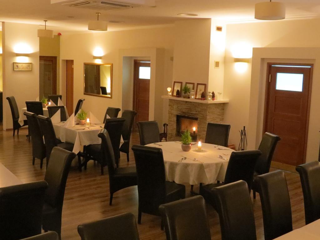 Hotel Daglezja Nad Jeziorem Kornickim Корник Екстериор снимка