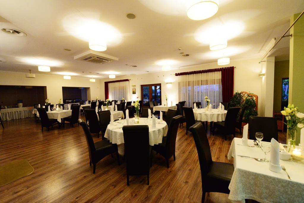 Hotel Daglezja Nad Jeziorem Kornickim Корник Екстериор снимка
