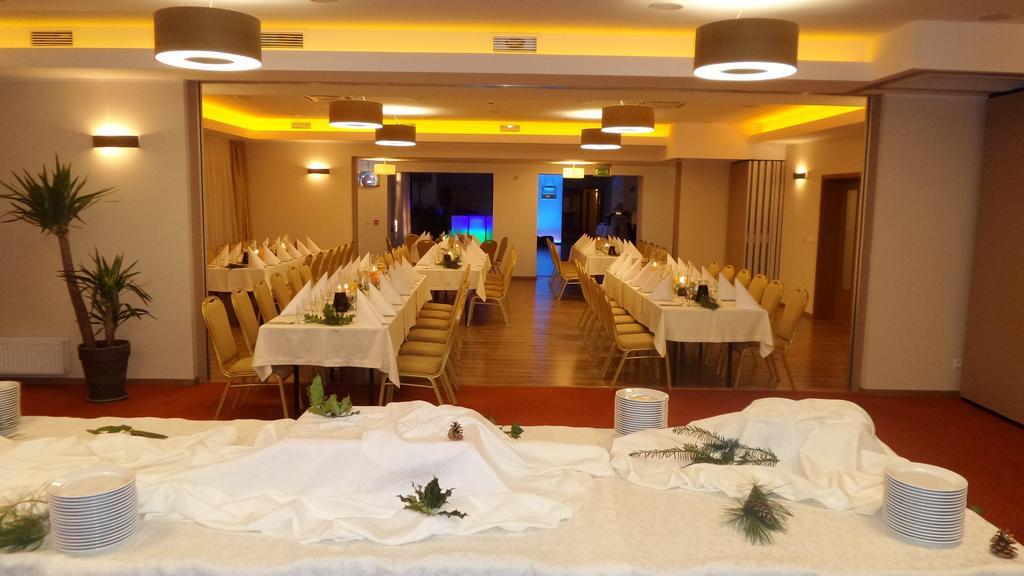 Hotel Daglezja Nad Jeziorem Kornickim Корник Екстериор снимка