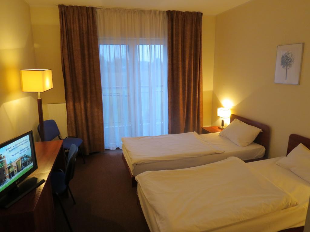 Hotel Daglezja Nad Jeziorem Kornickim Корник Екстериор снимка