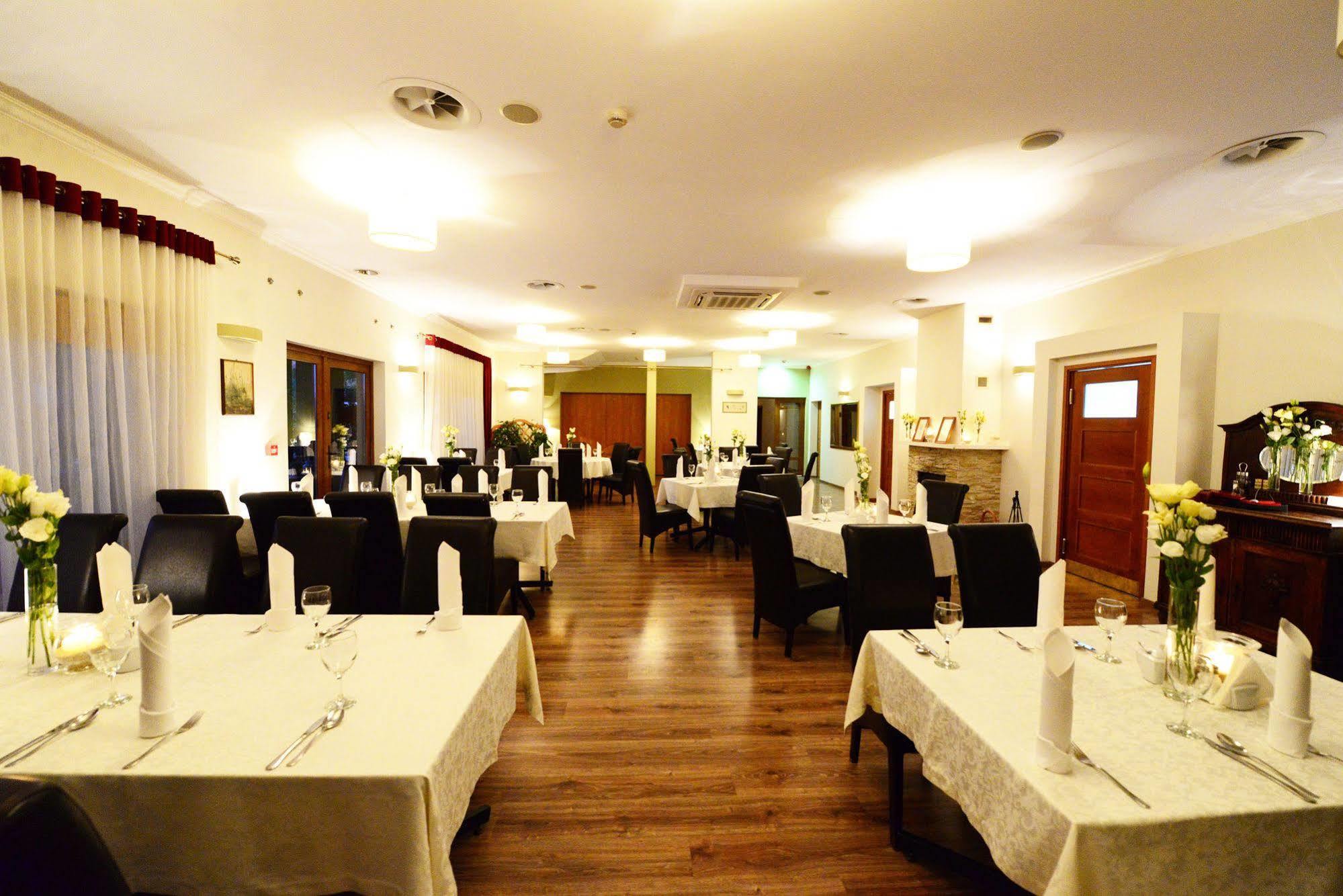 Hotel Daglezja Nad Jeziorem Kornickim Корник Екстериор снимка