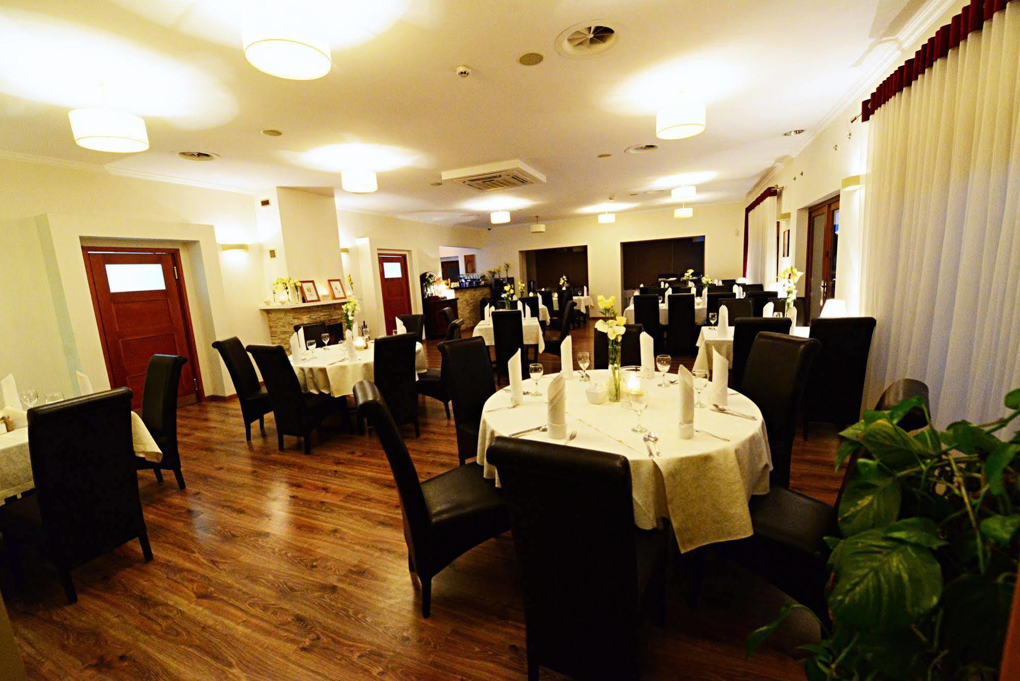 Hotel Daglezja Nad Jeziorem Kornickim Корник Екстериор снимка