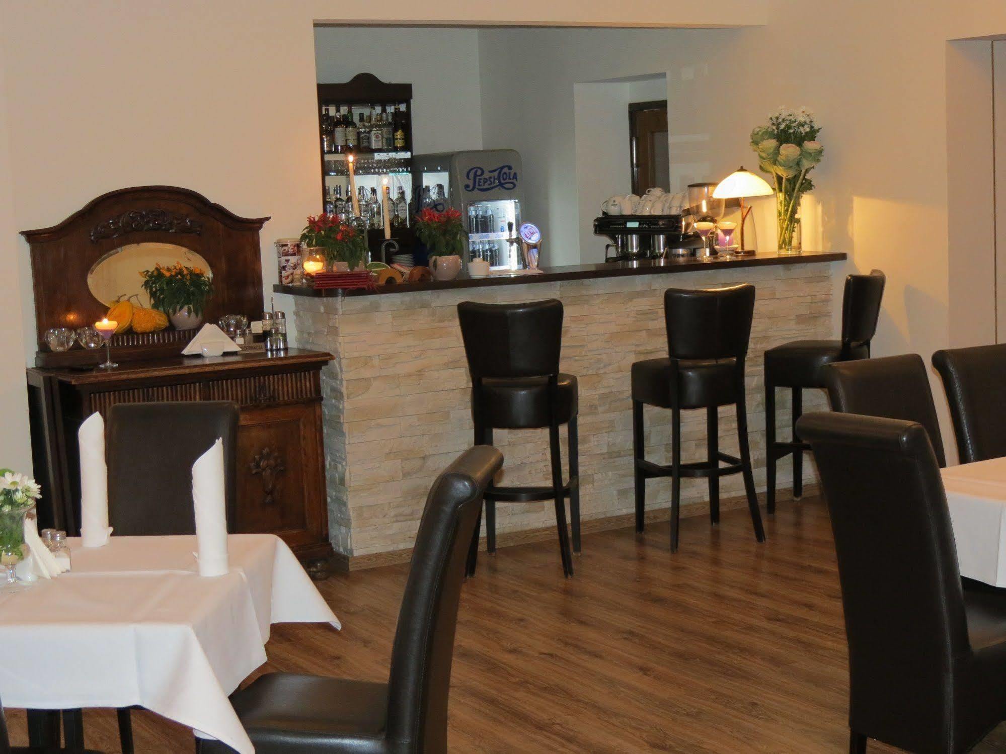 Hotel Daglezja Nad Jeziorem Kornickim Корник Екстериор снимка