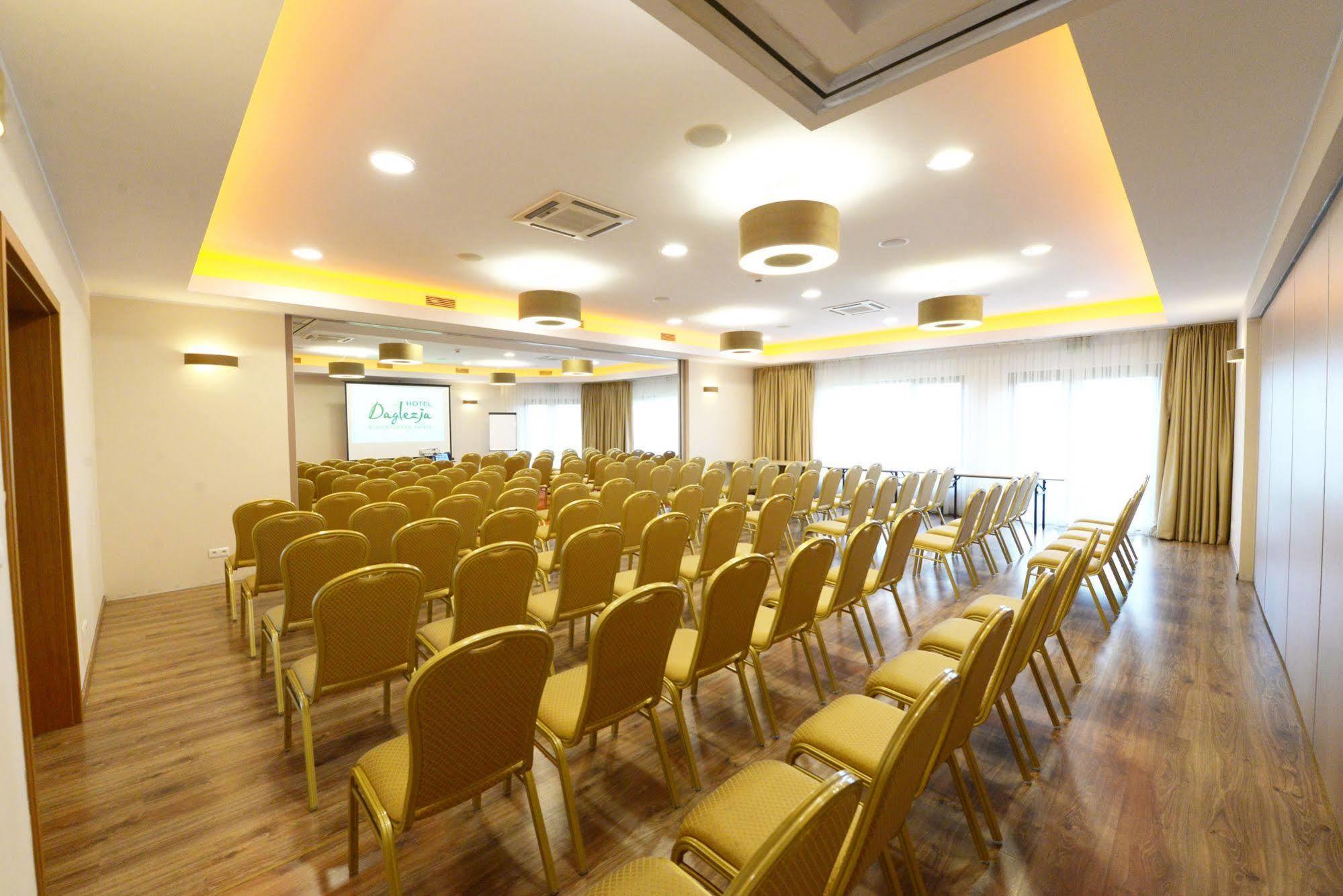 Hotel Daglezja Nad Jeziorem Kornickim Корник Екстериор снимка
