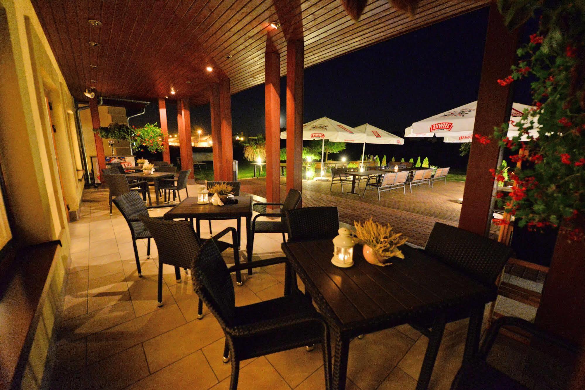 Hotel Daglezja Nad Jeziorem Kornickim Корник Екстериор снимка