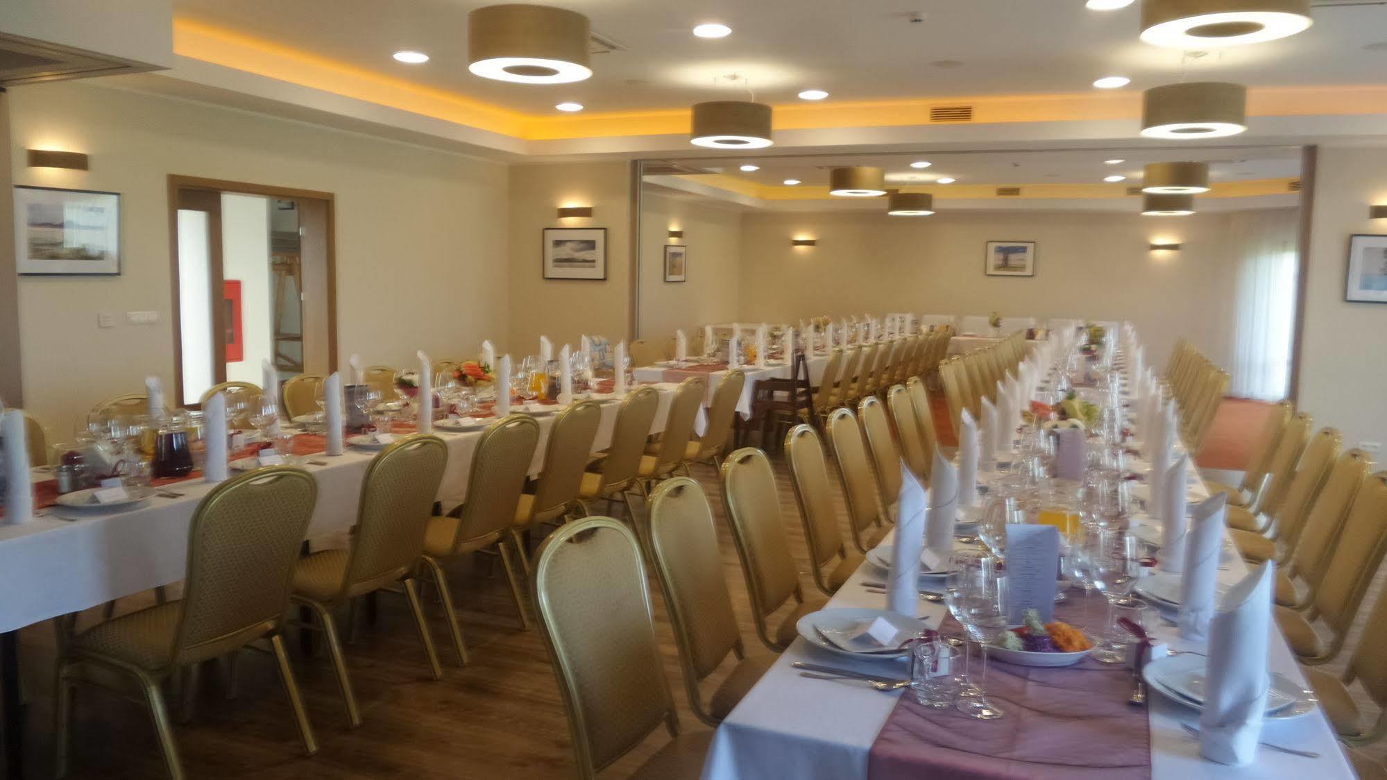 Hotel Daglezja Nad Jeziorem Kornickim Корник Екстериор снимка