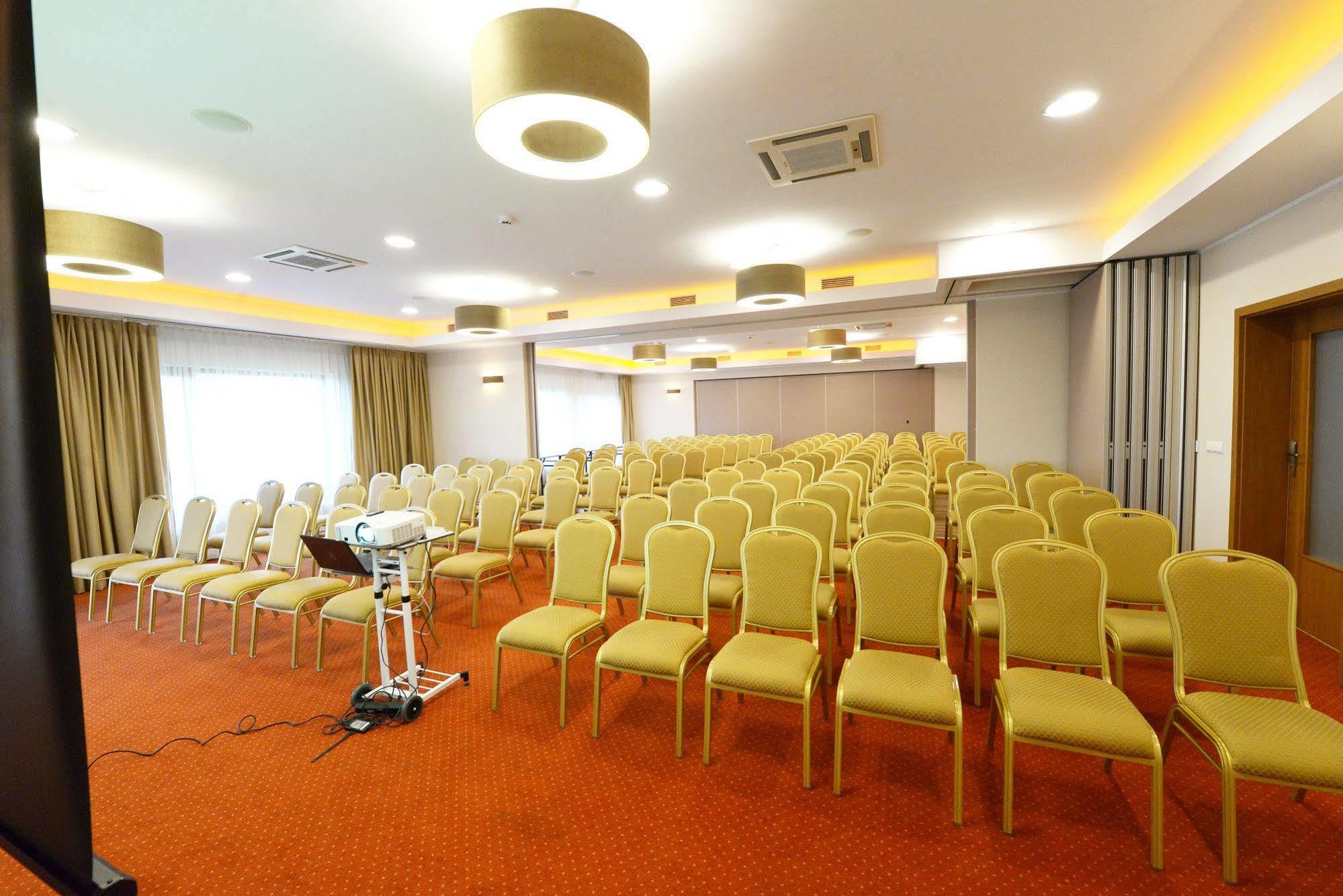 Hotel Daglezja Nad Jeziorem Kornickim Корник Екстериор снимка